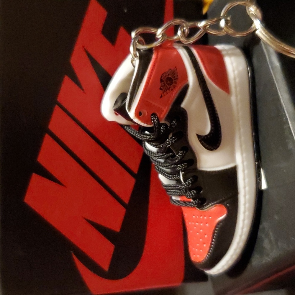 Custom Nike Shoe Keychains set of 2 shoes. (1 pair.) ❤️🖤 - Picture 7 of 16